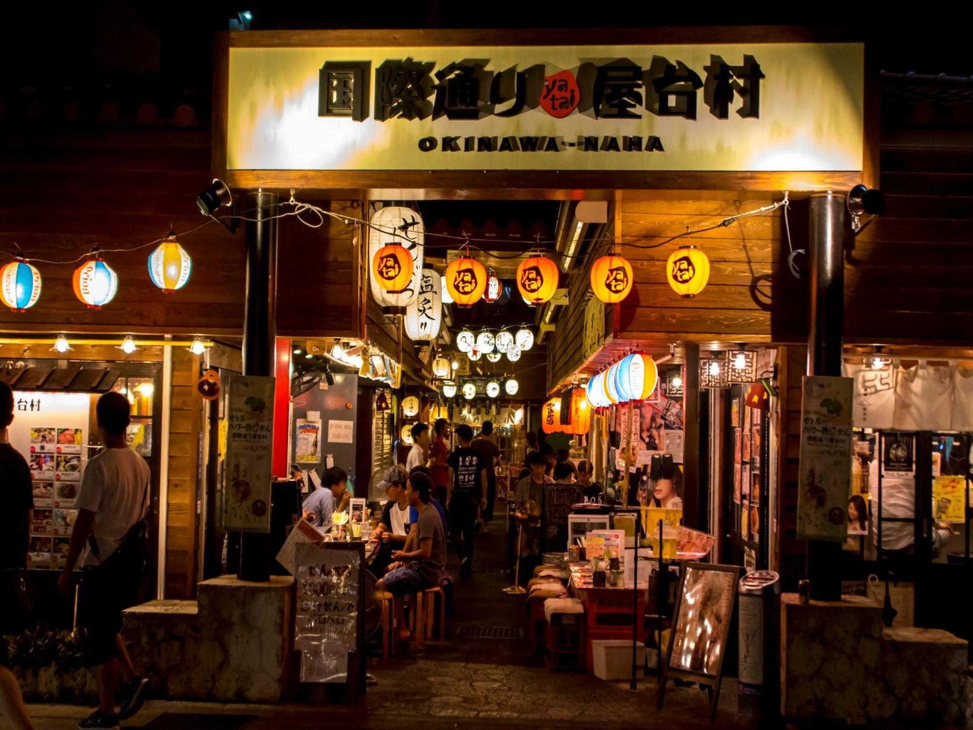 Okinawa Pensión Grand Naha Exterior foto