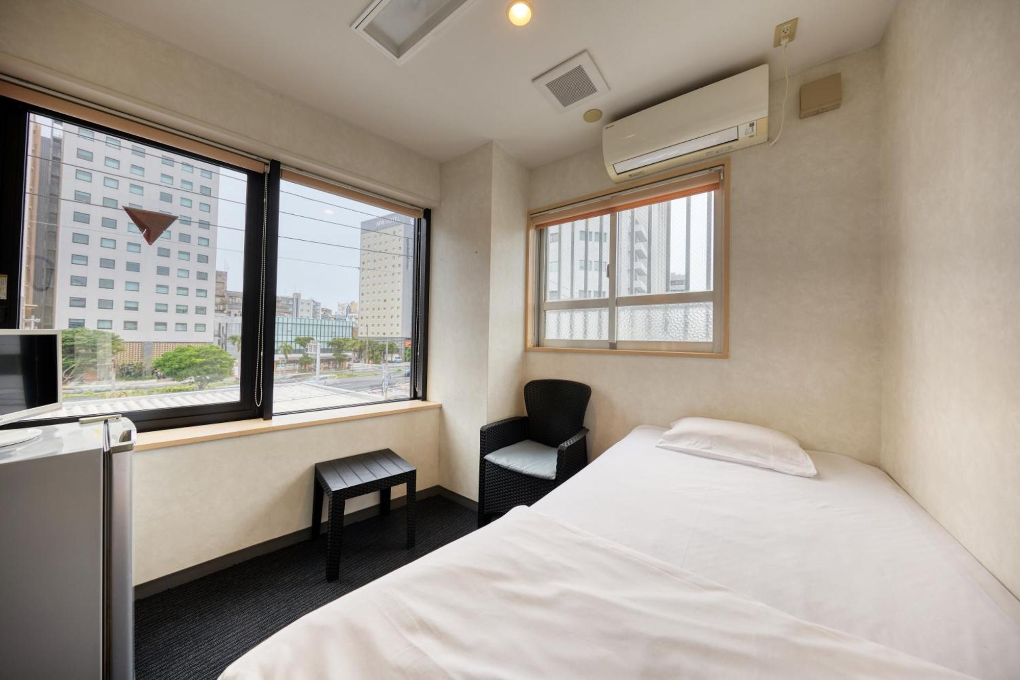 Okinawa Pensión Grand Naha Exterior foto